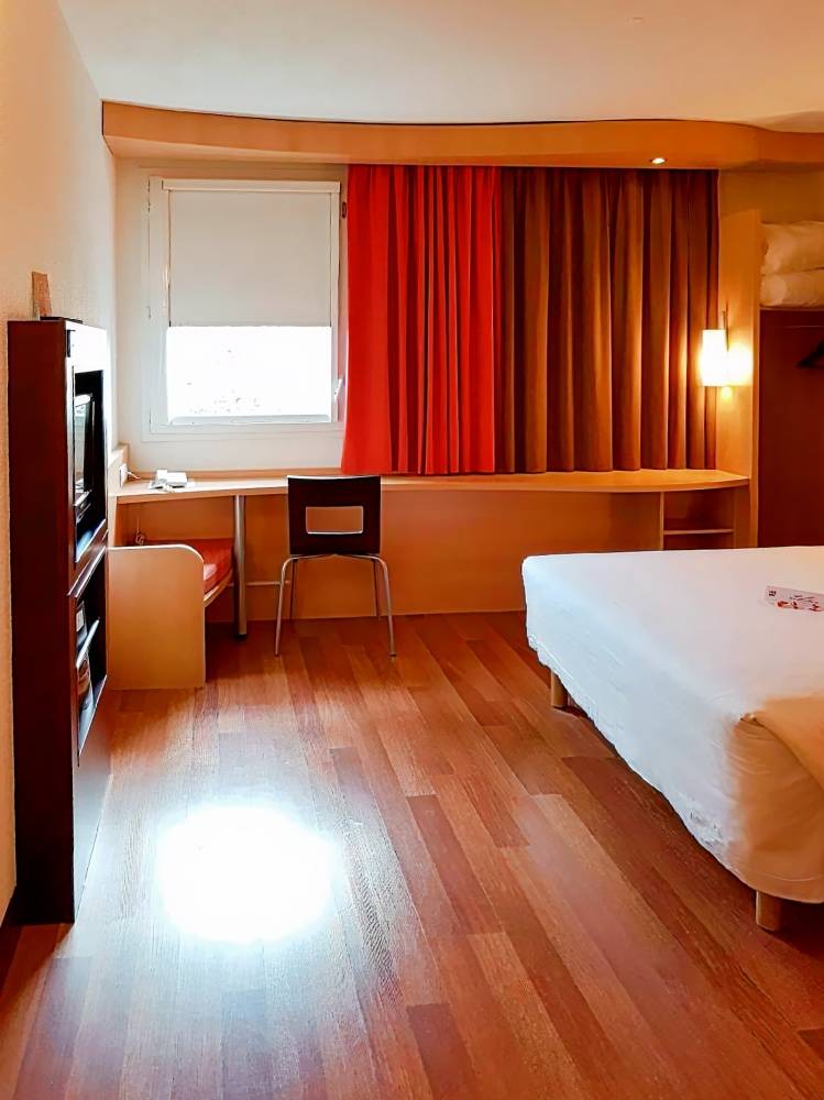 ibis Nemours
