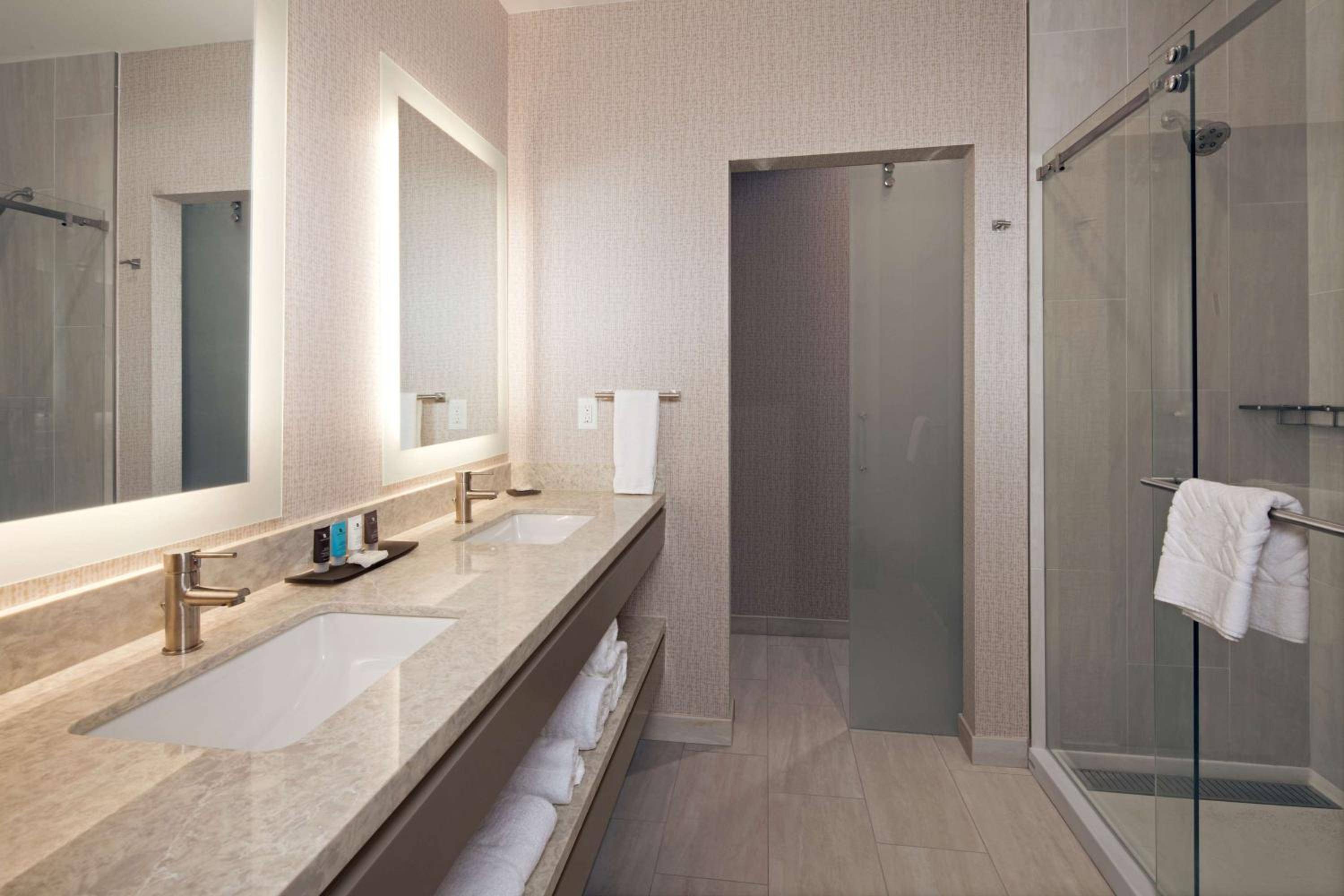 H Hotel Los Angeles, Curio Collection by Hilton