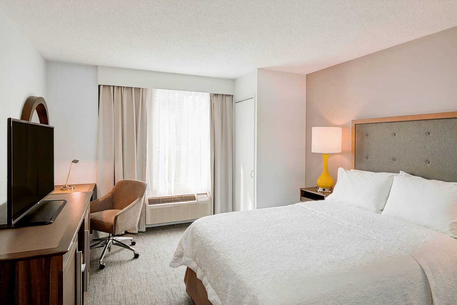Hampton Inn Chelsea, Manhattan 74 during the day Dayuse.co.uk