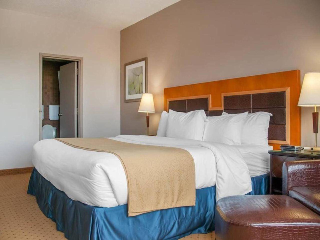 Hotel, VilleMarie hotel during the day Dayuse.co.uk