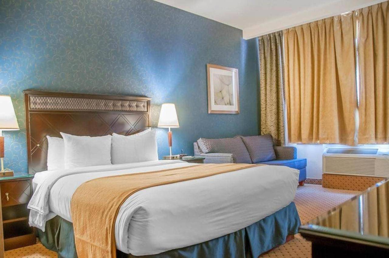 Hotel, VilleMarie hotel during the day Dayuse.co.uk