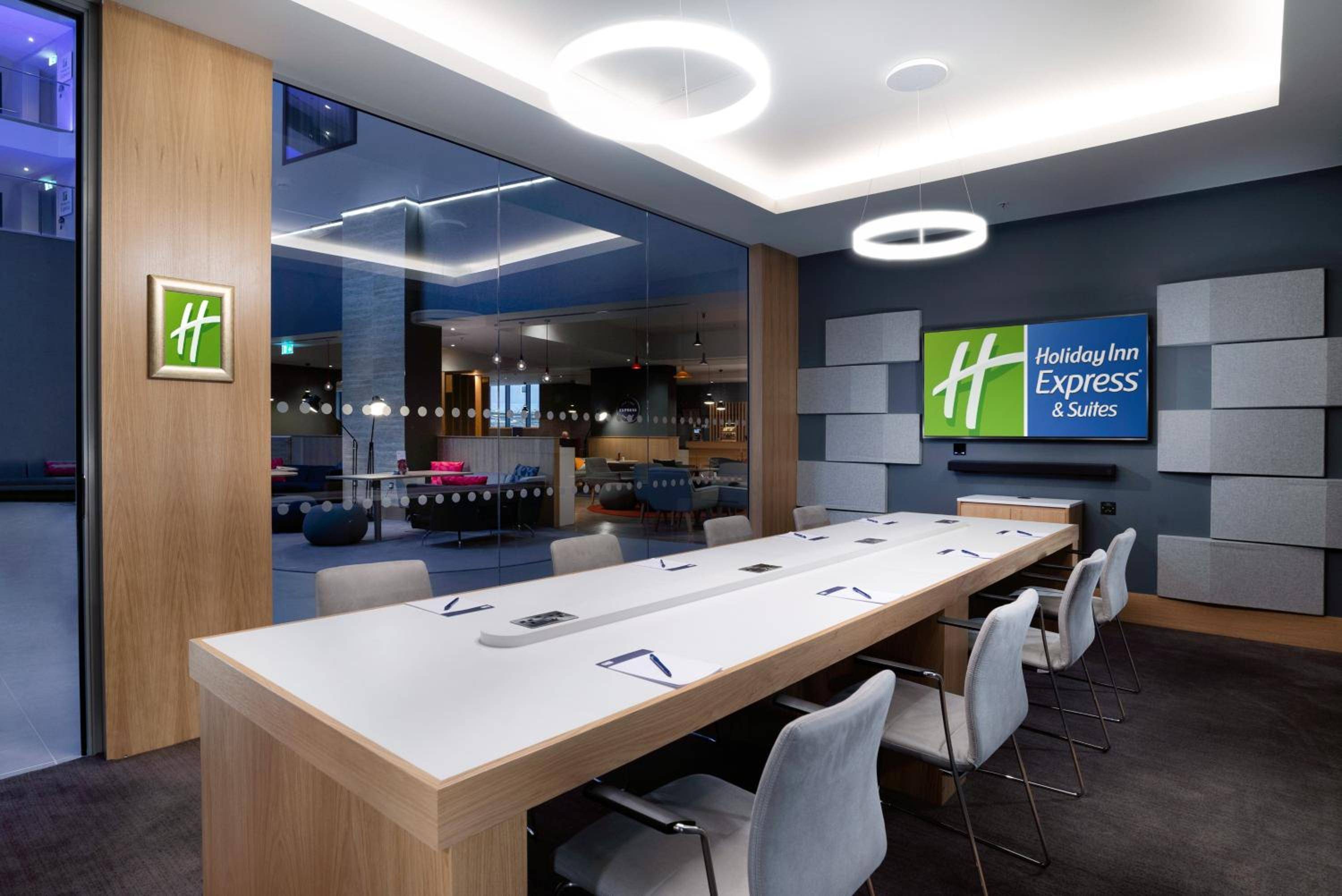 Holiday Inn Express London Heathrow T4, an IHG Hotel