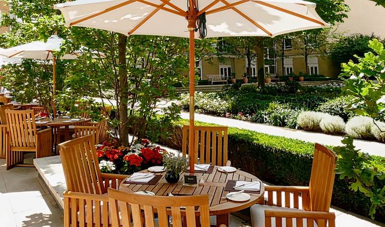 Canary Riverside Plaza Hotel