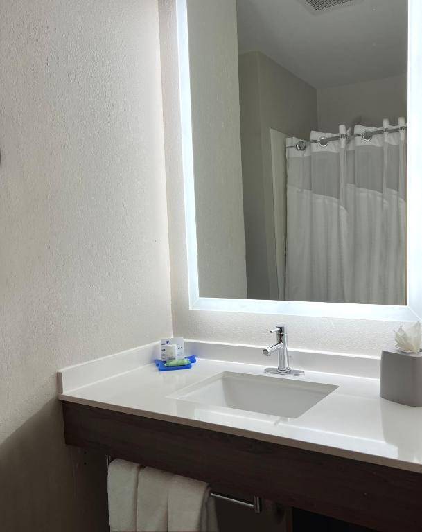 Holiday Inn Express & Suites Chicago North-Waukegan-Gurnee