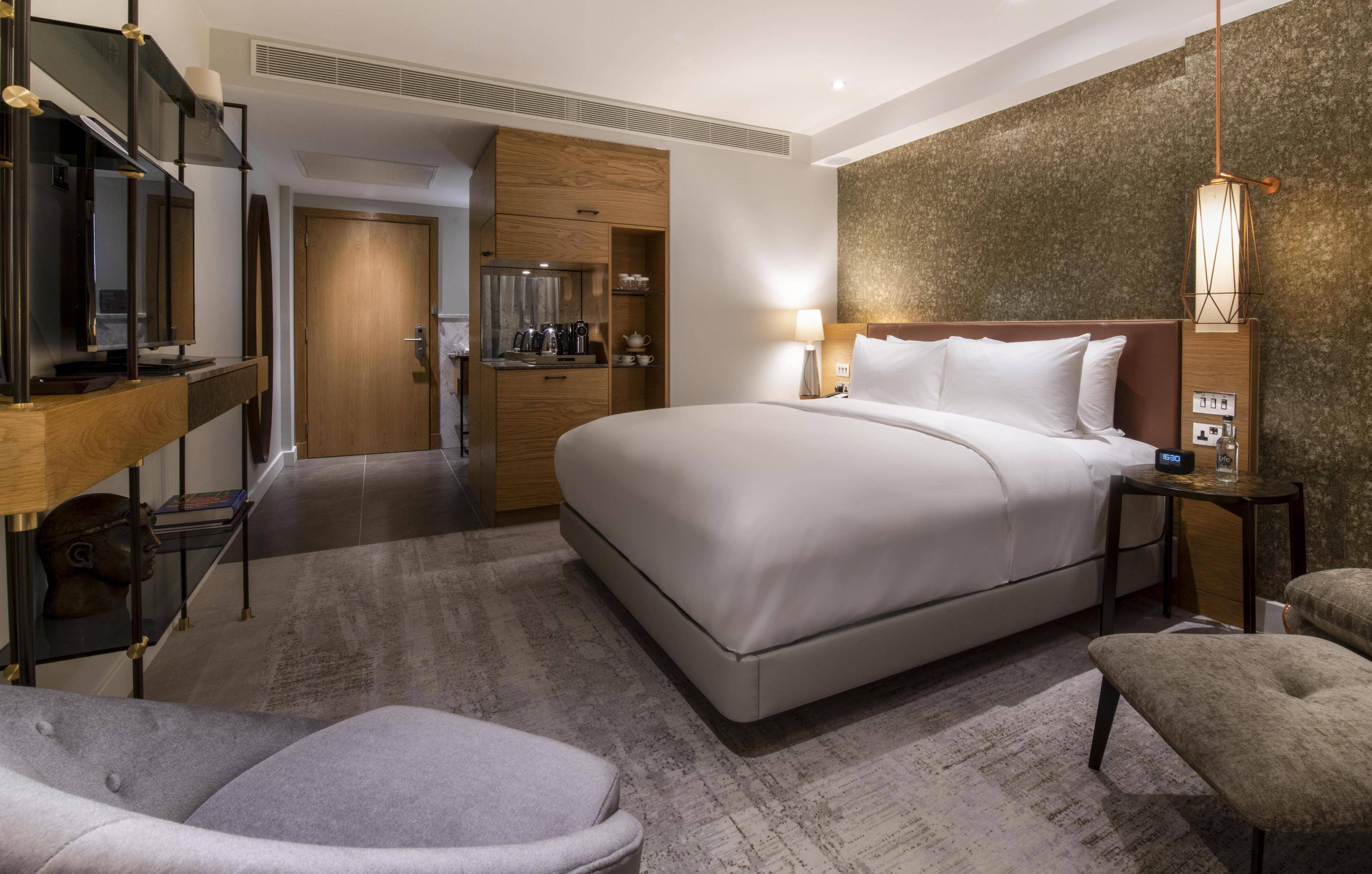 Lincoln Plaza London, Curio Collection by Hilton