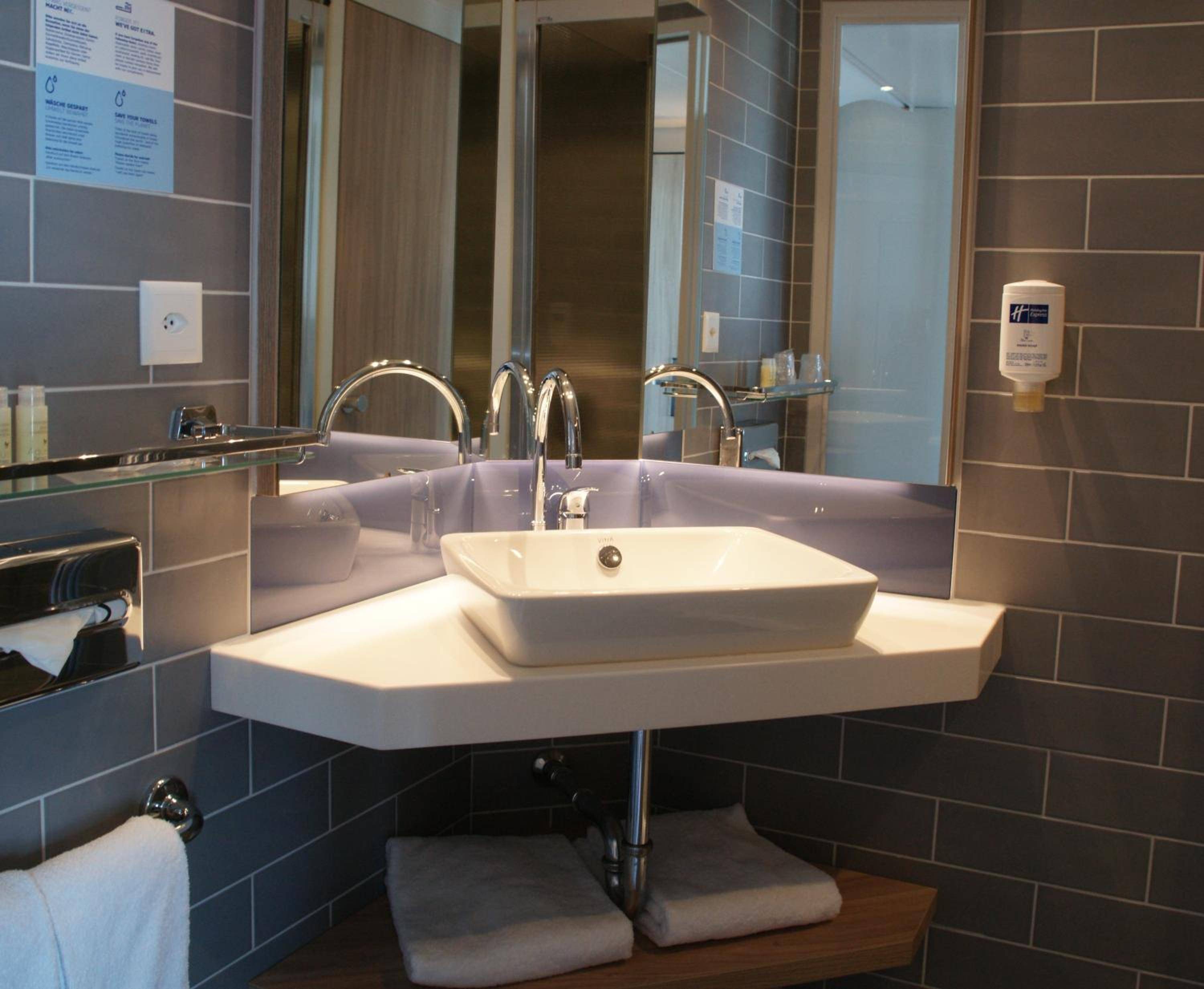 Holiday Inn Express Zürich Airport, an IHG Hotel