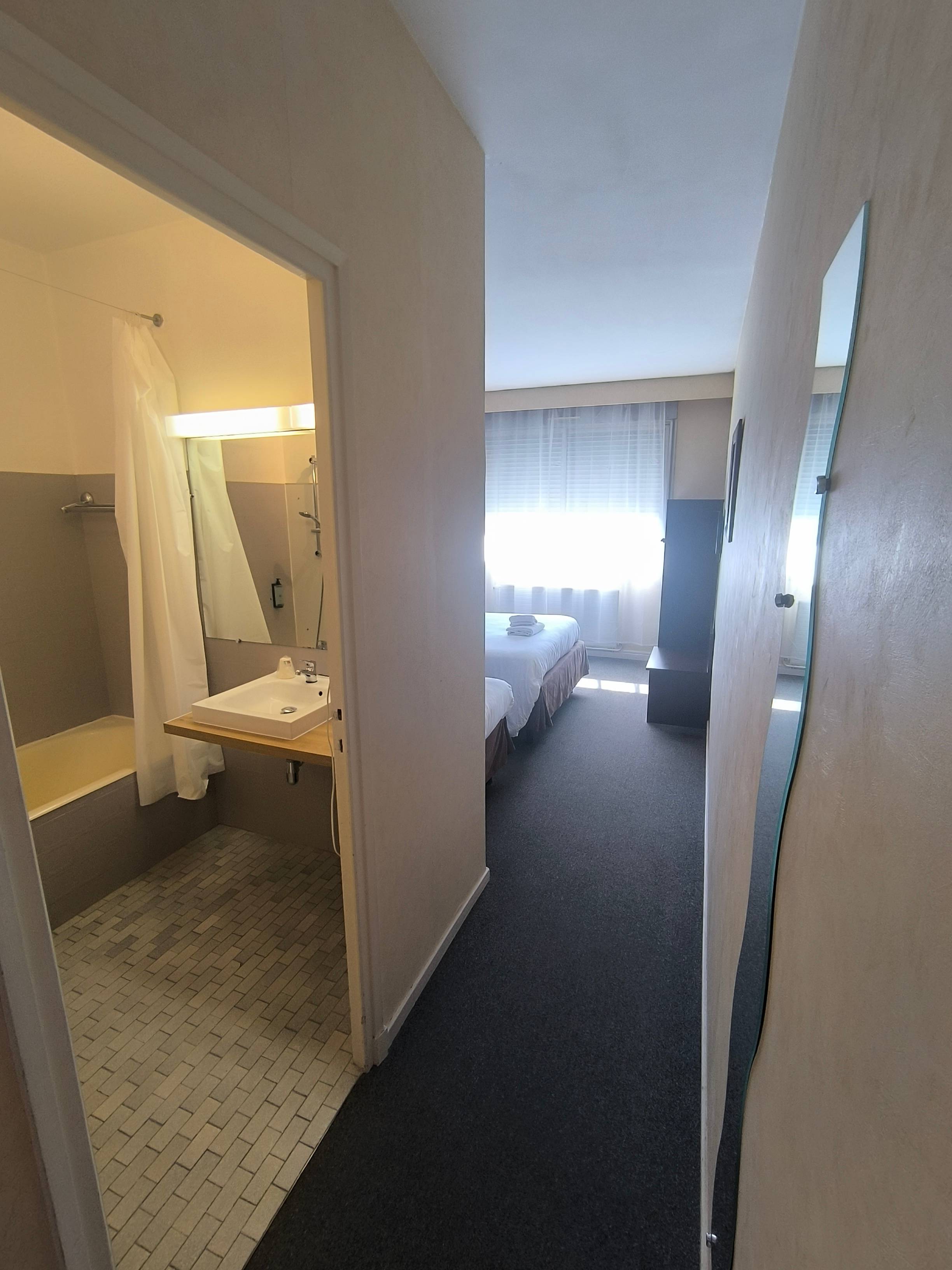 Adonis Lyon Est Artys Hotel
