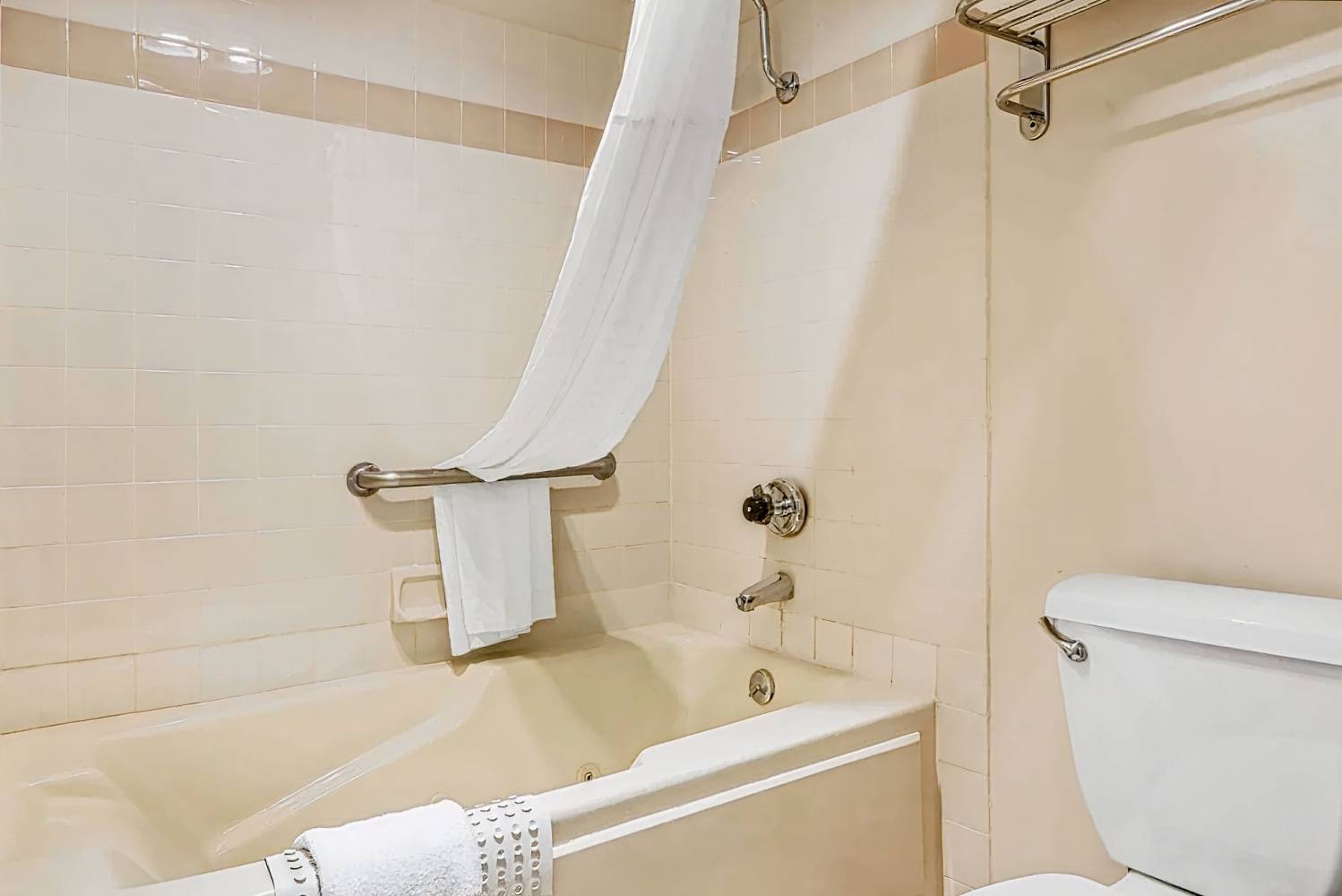 Quality Inn & Suites Los Angeles Airport - LAX