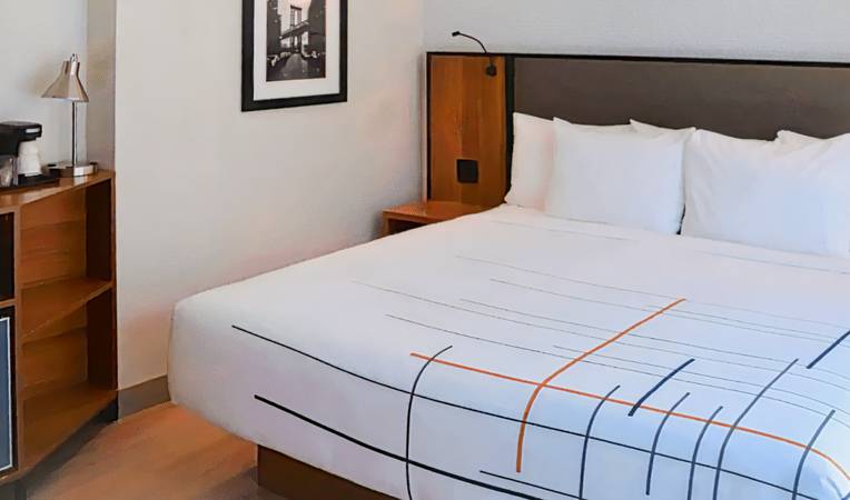 La Quinta Inn & Suites by Wyndham Times Square South