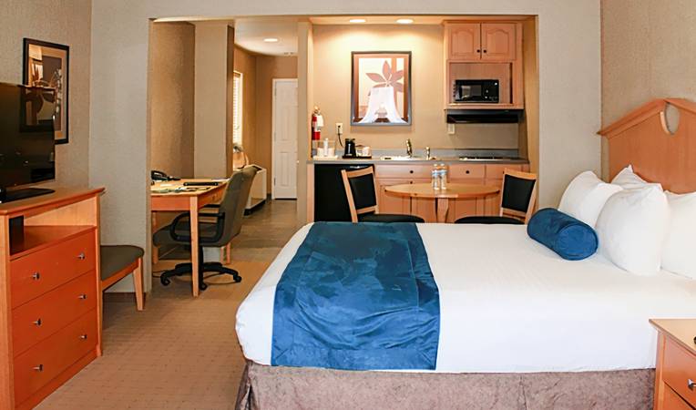 Marco LaGuardia Hotel and Suites