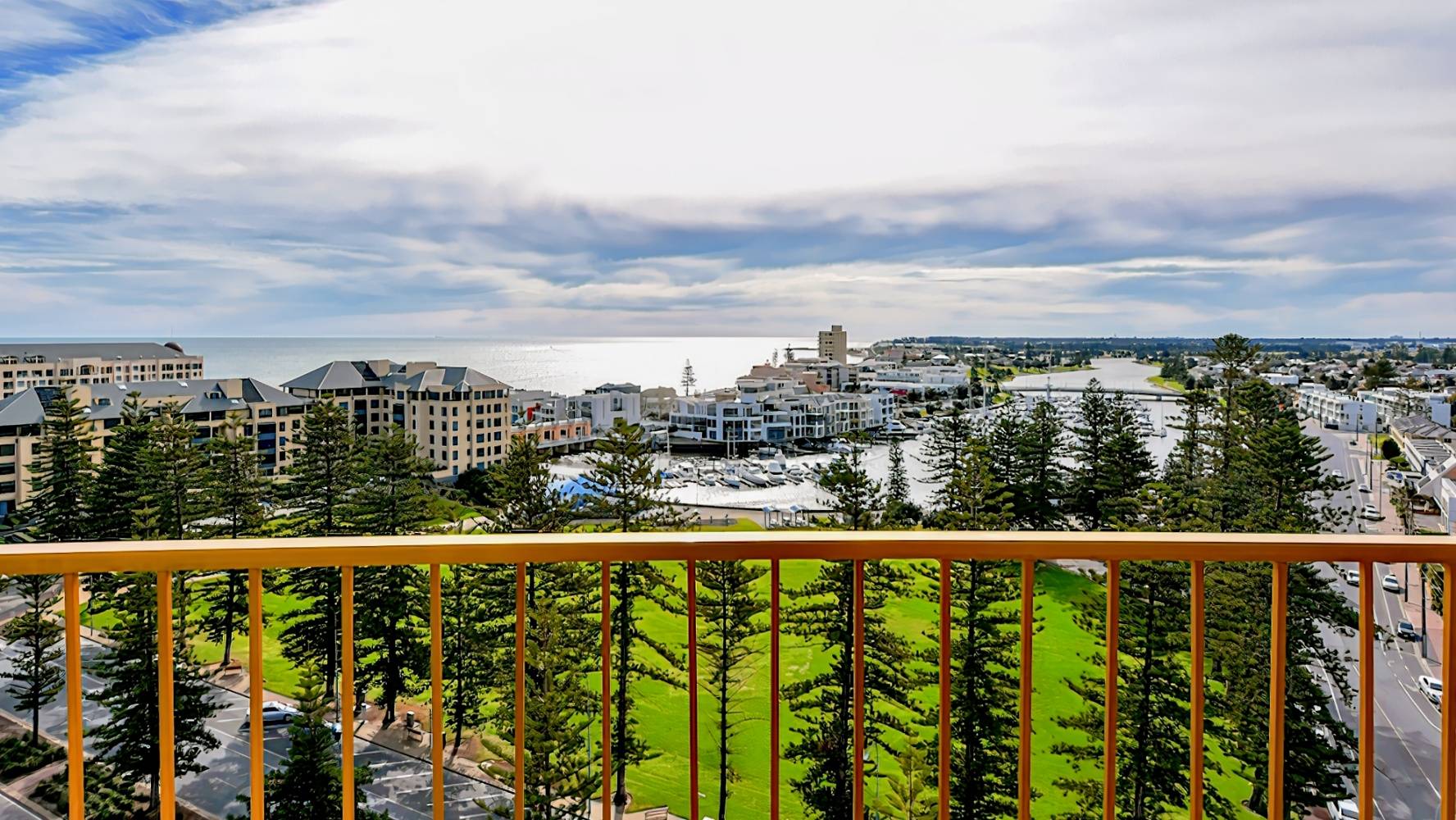 Atlantic Tower Motor Inn, Glenelg hotel during the day Dayuse.co.uk