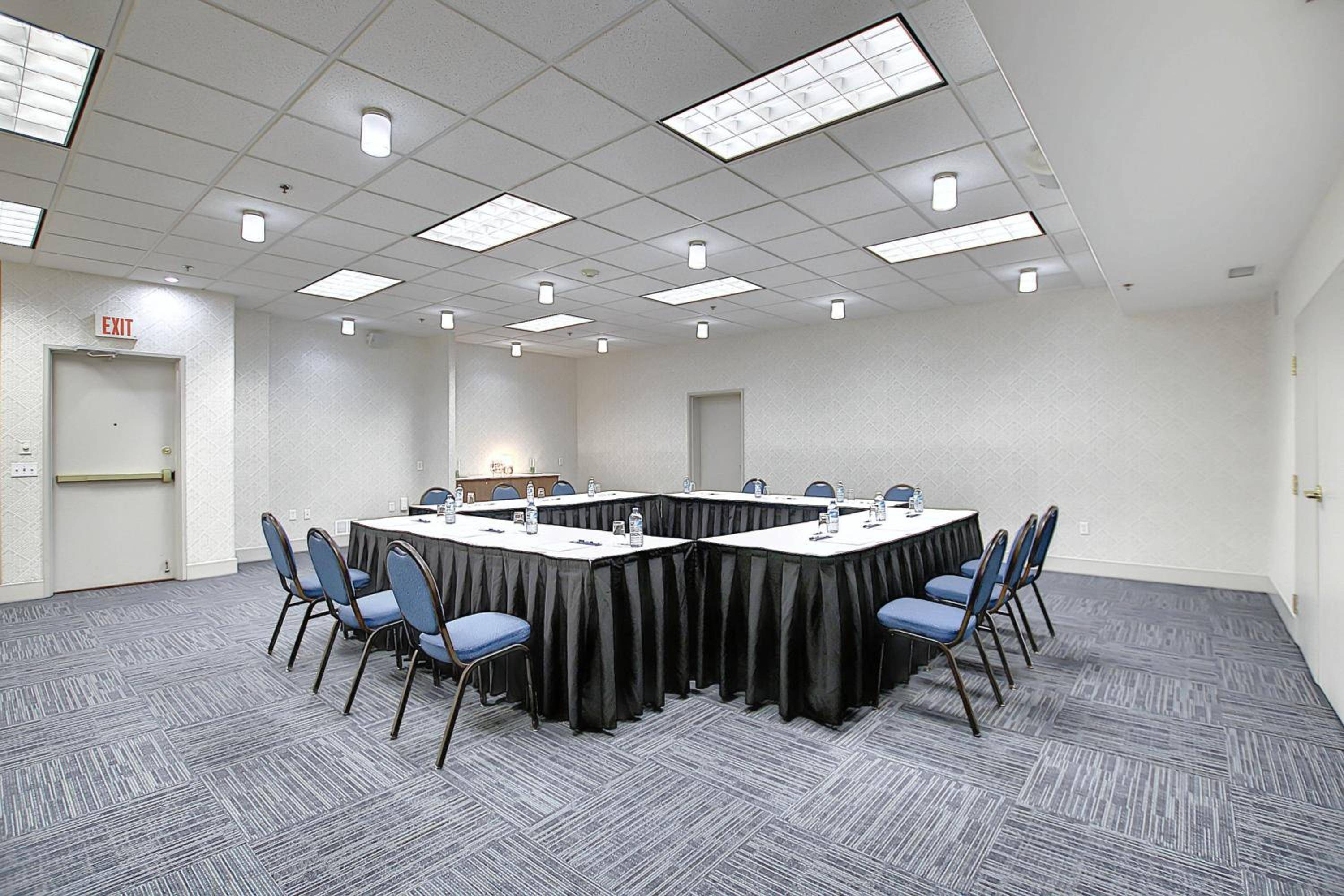 Holiday Inn Express & Suites Airport Calgary