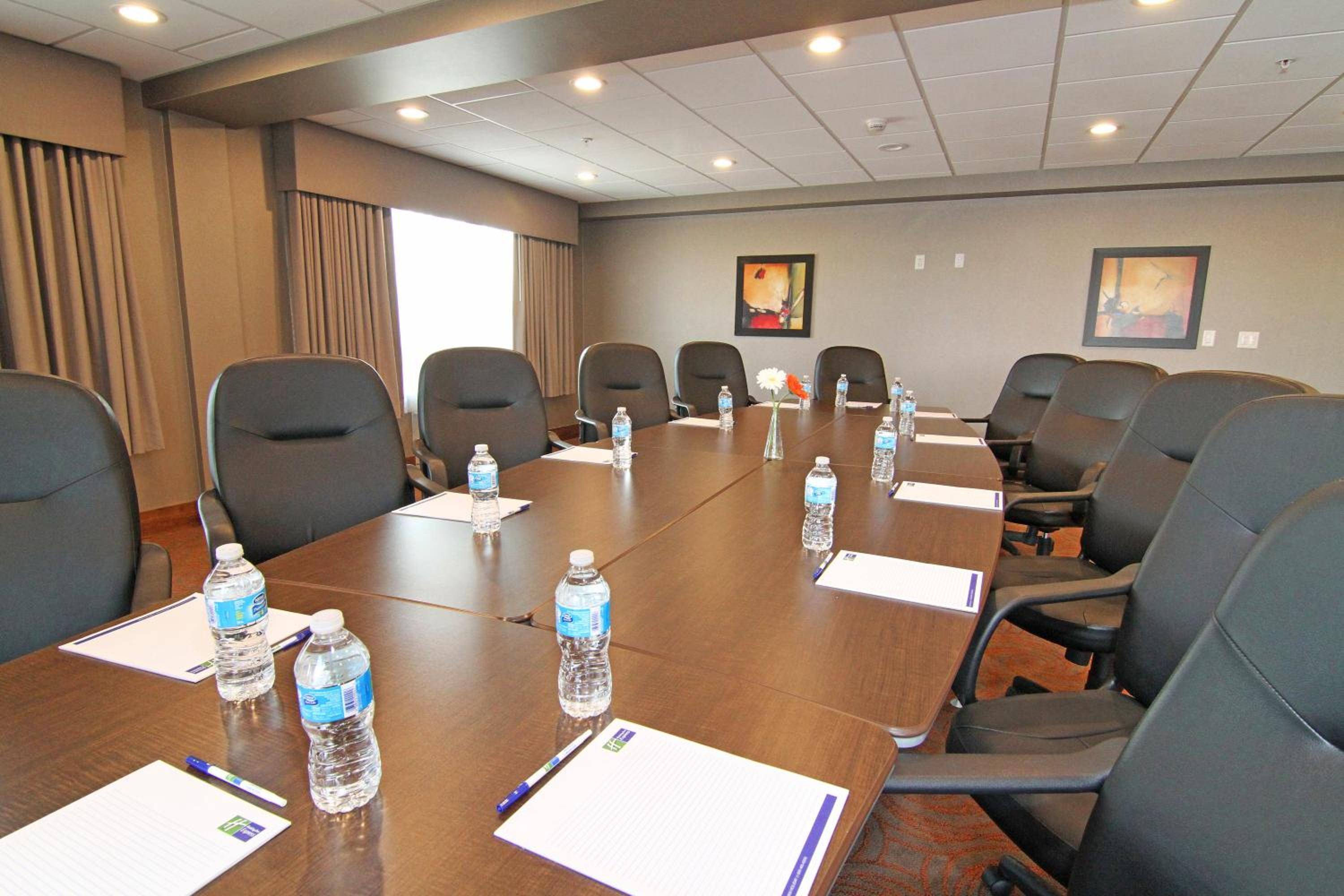 Holiday Inn Express & Suites Calgary University