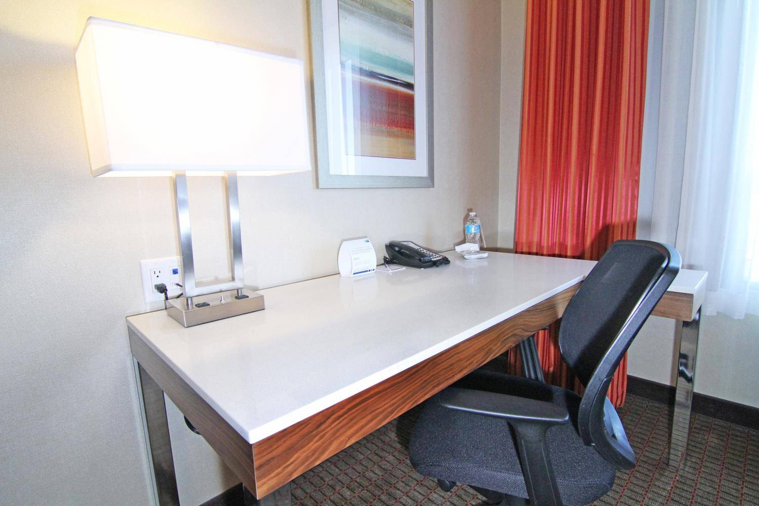 Holiday Inn Express & Suites Calgary University