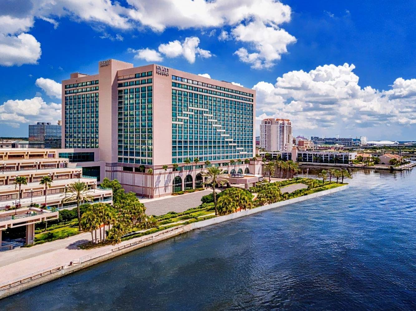 Hyatt Regency Jacksonville Riverfront, Downtown hotel during the day