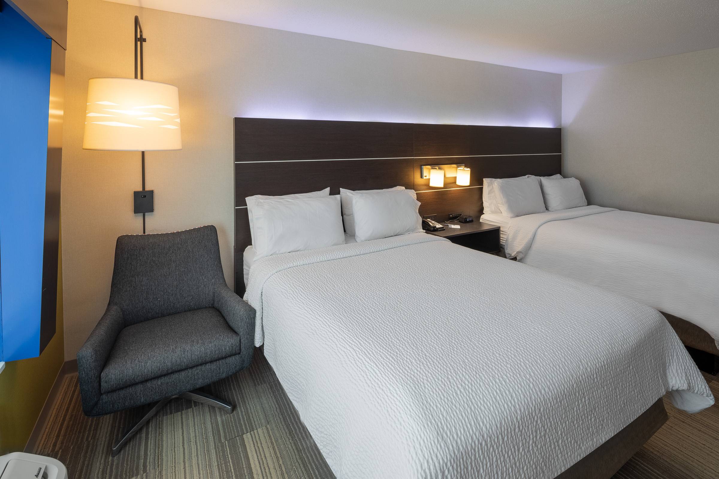 Holiday Inn Express & Suites Chicago West - St Charles