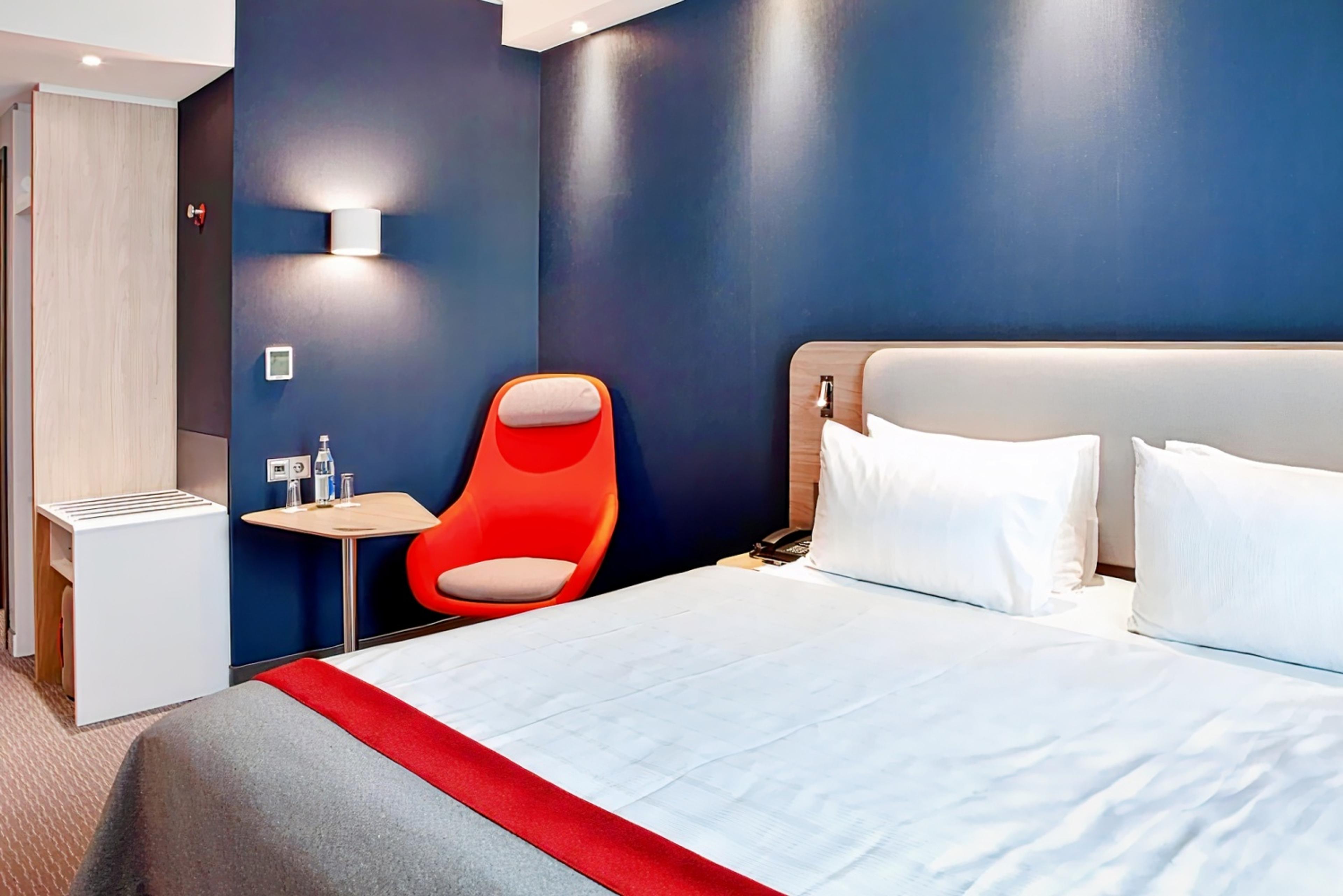 Holiday Inn Express Kaiserslautern Strassburger Allee 10 Holiday Inn Express Kaiserslautern, Kaiserslautern : hotel during the