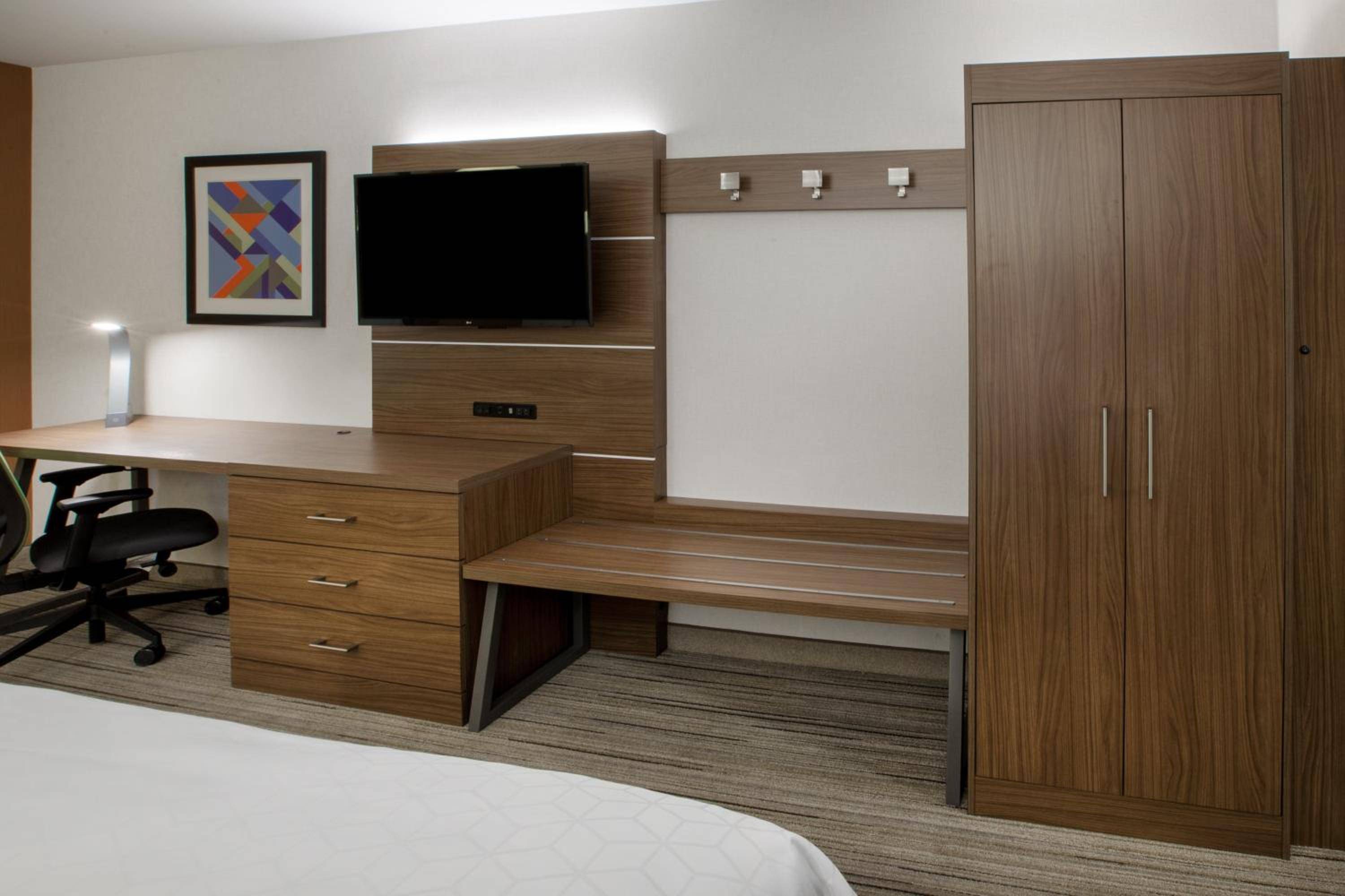 Holiday Inn Express & Suites Boston - Marlboro