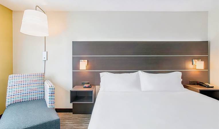 Holiday Inn Express & Suites Boston - Marlboro
