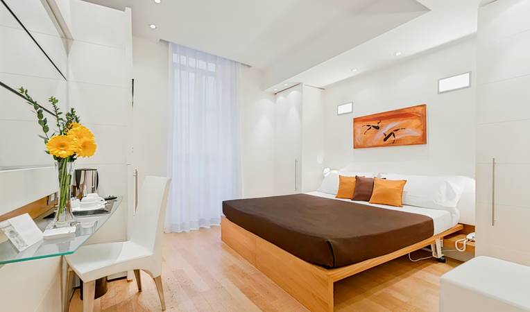 Hotel White