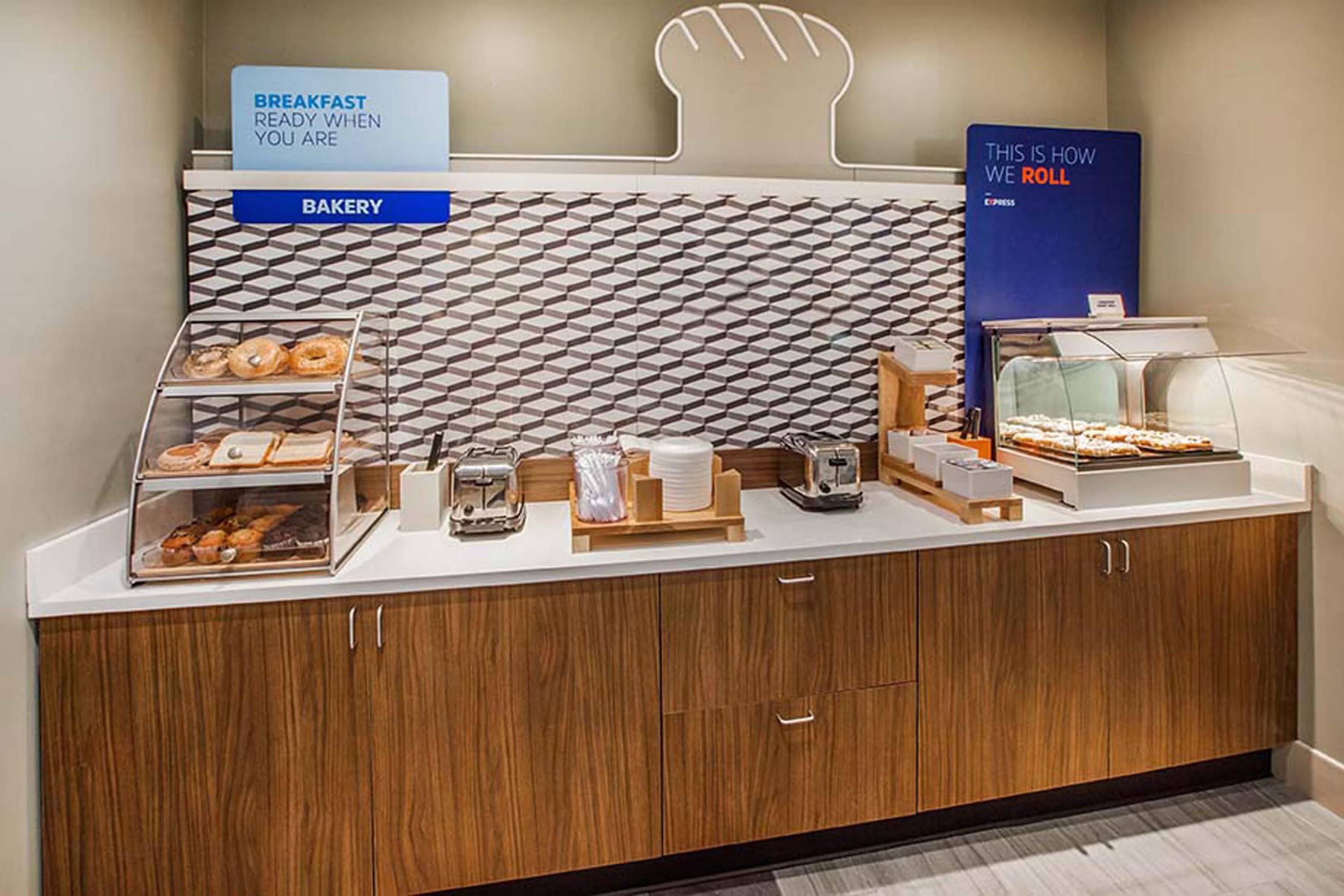 Holiday Inn Express & Suites Wichita Airport