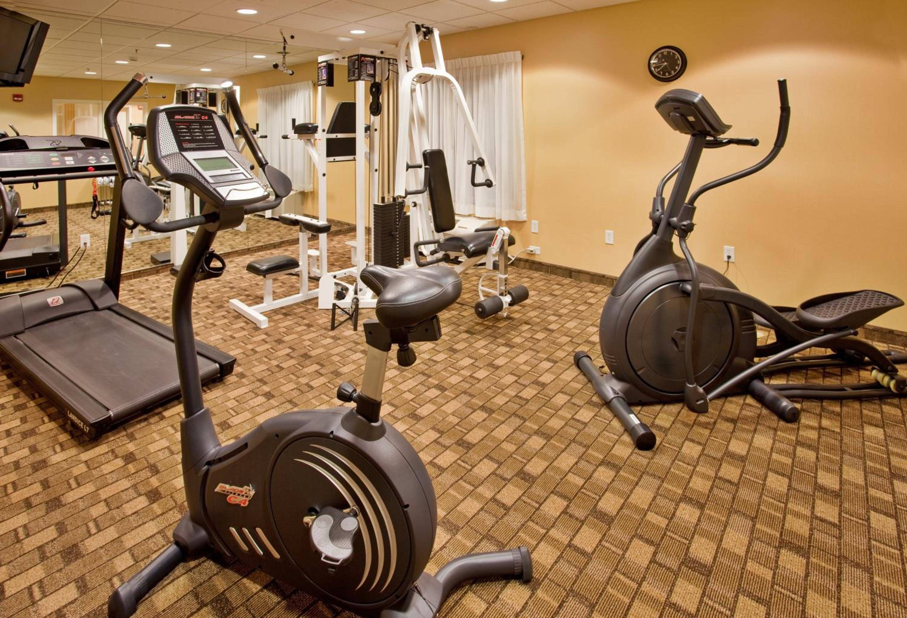 Holiday Inn Express & Suites Wichita Airport