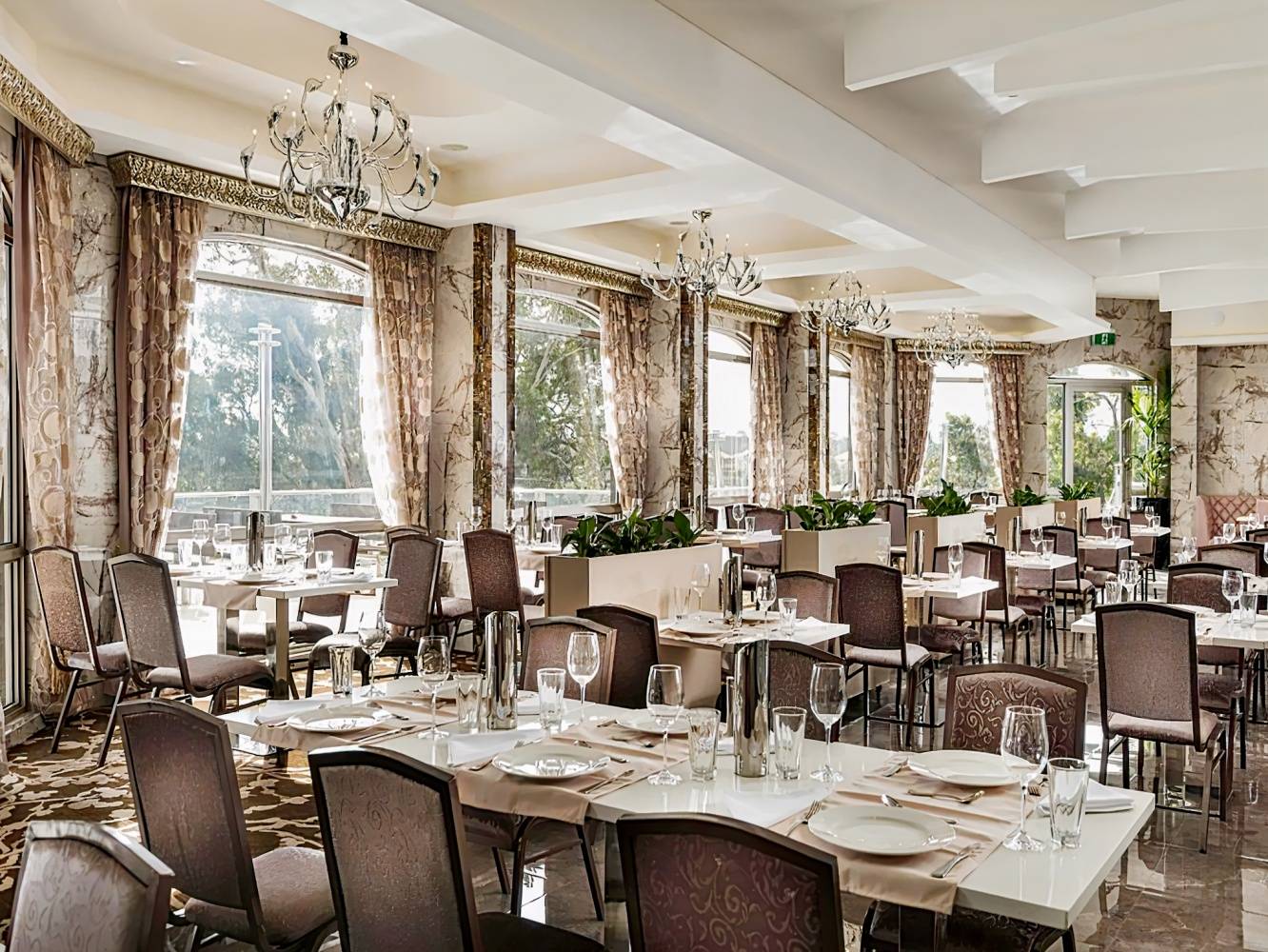 Swan River Hotel