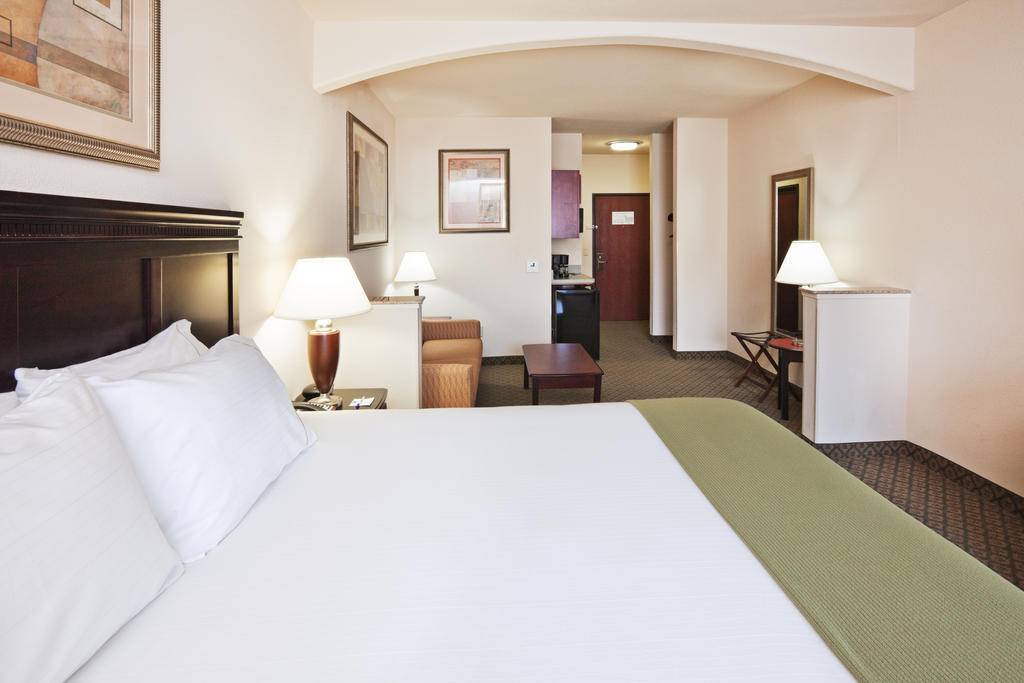 Holiday Inn Express & Suites Corsicana I-45