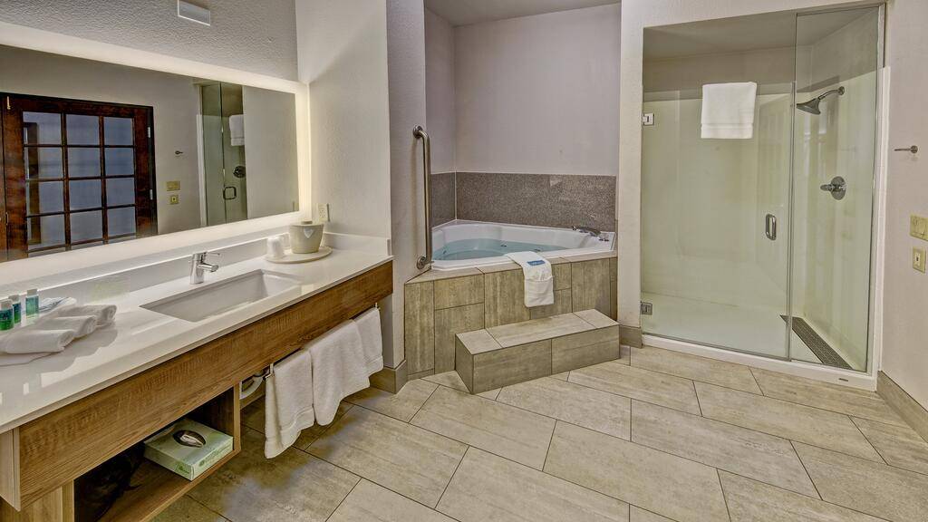 Holiday Inn Express & Suites Corsicana I-45