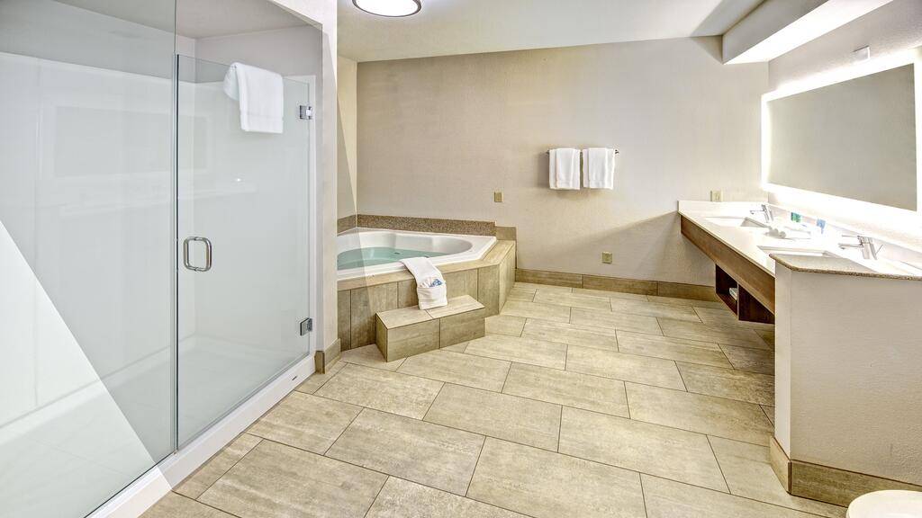 Holiday Inn Express & Suites Corsicana I-45