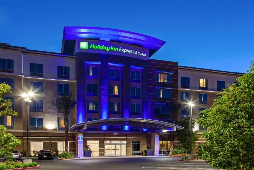 Holiday Inn Express & Suites Anaheim Resort Area
