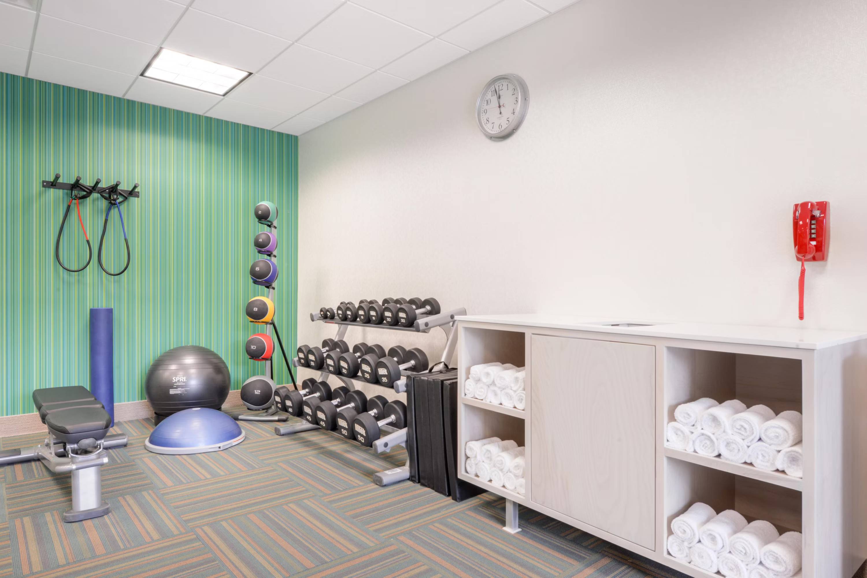 Holiday Inn Express & Suites Salem, an IHG Hotel