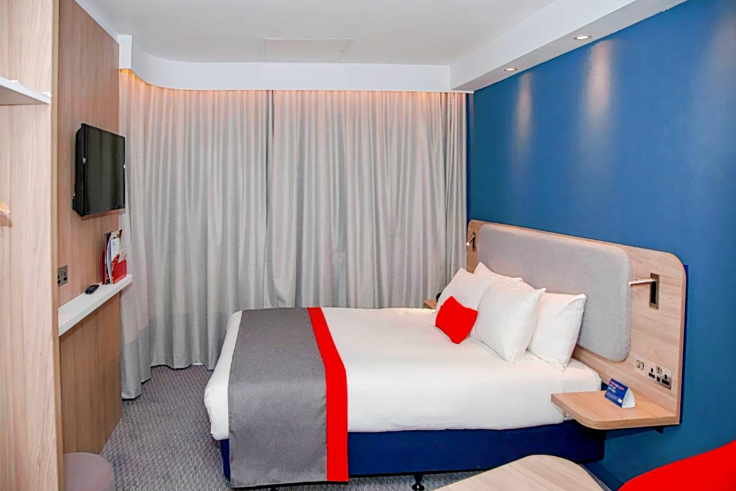 Holiday Inn Express Cardiff Bay, Cardiff : hotel during the day - Holiday Inn Express Encinitas Cardiff Beach Area