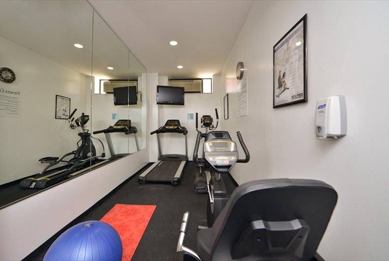 Holiday Inn Express LaGuardia  "(doublon)"