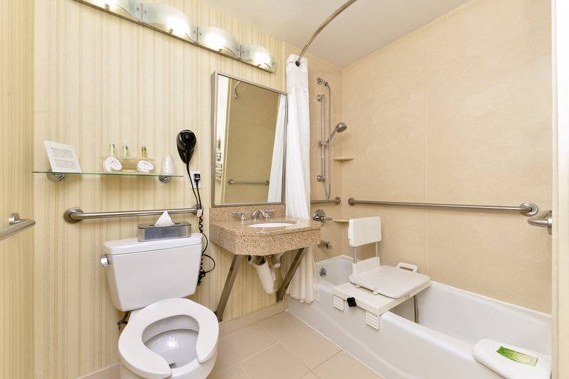 Holiday Inn Express LaGuardia  "(doublon)"