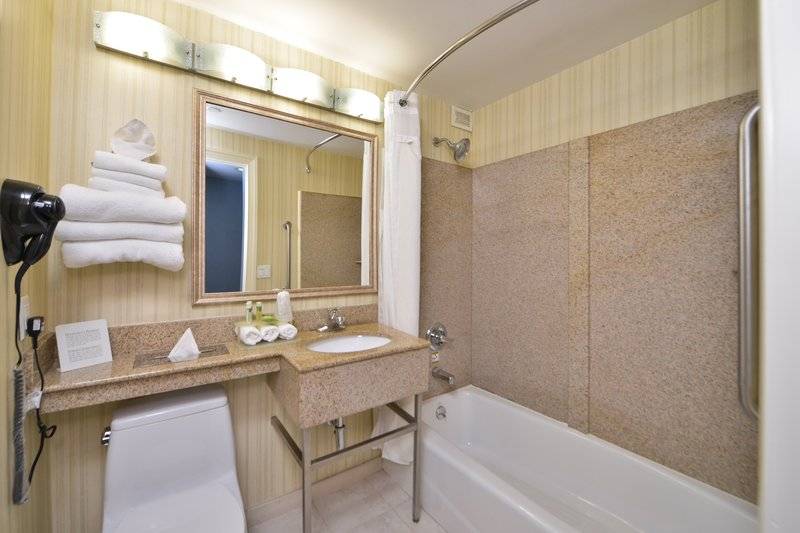 Holiday Inn Express LaGuardia  "(doublon)"
