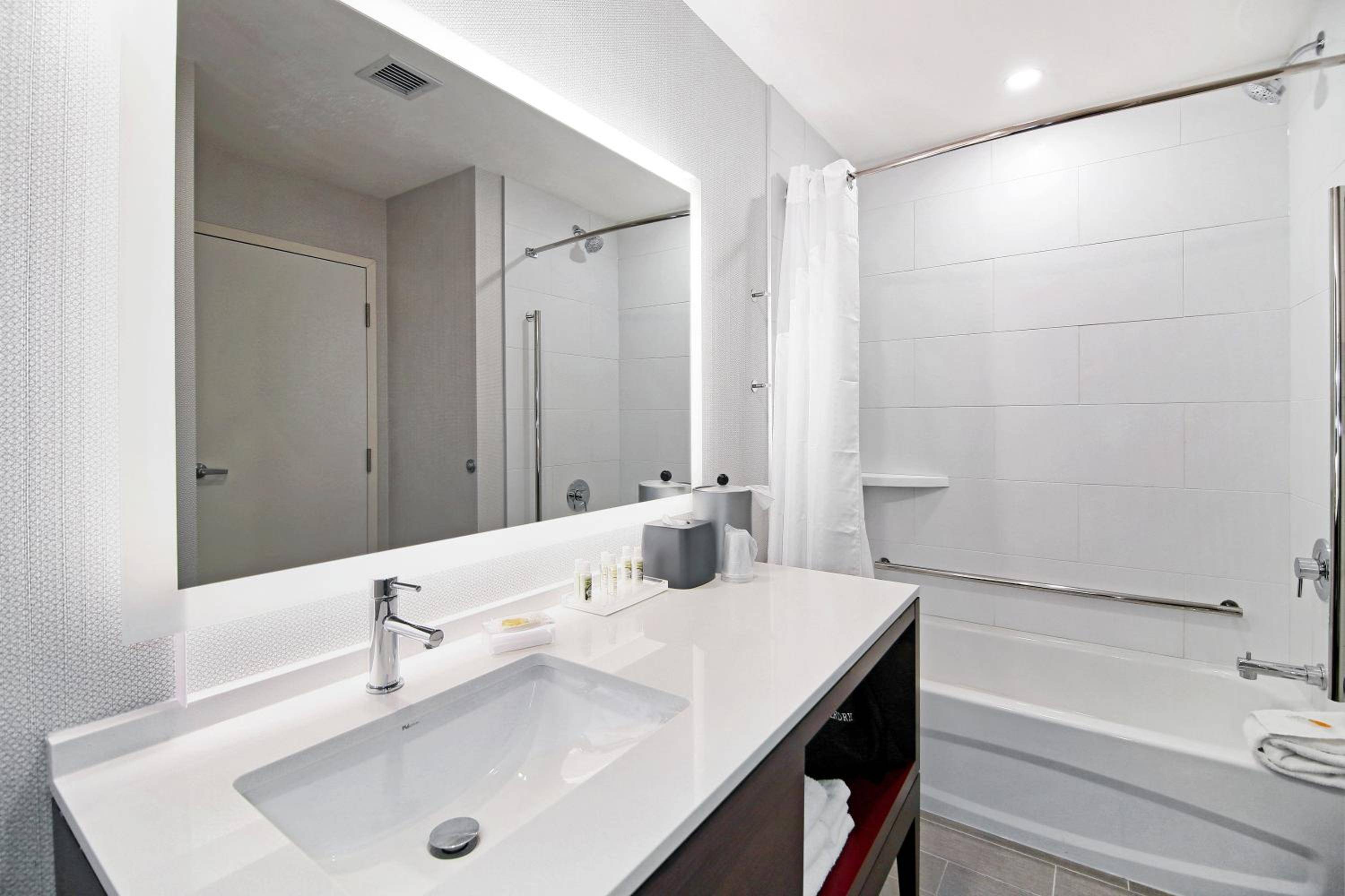 Holiday Inn & Suites Calgary Airport North by IHG