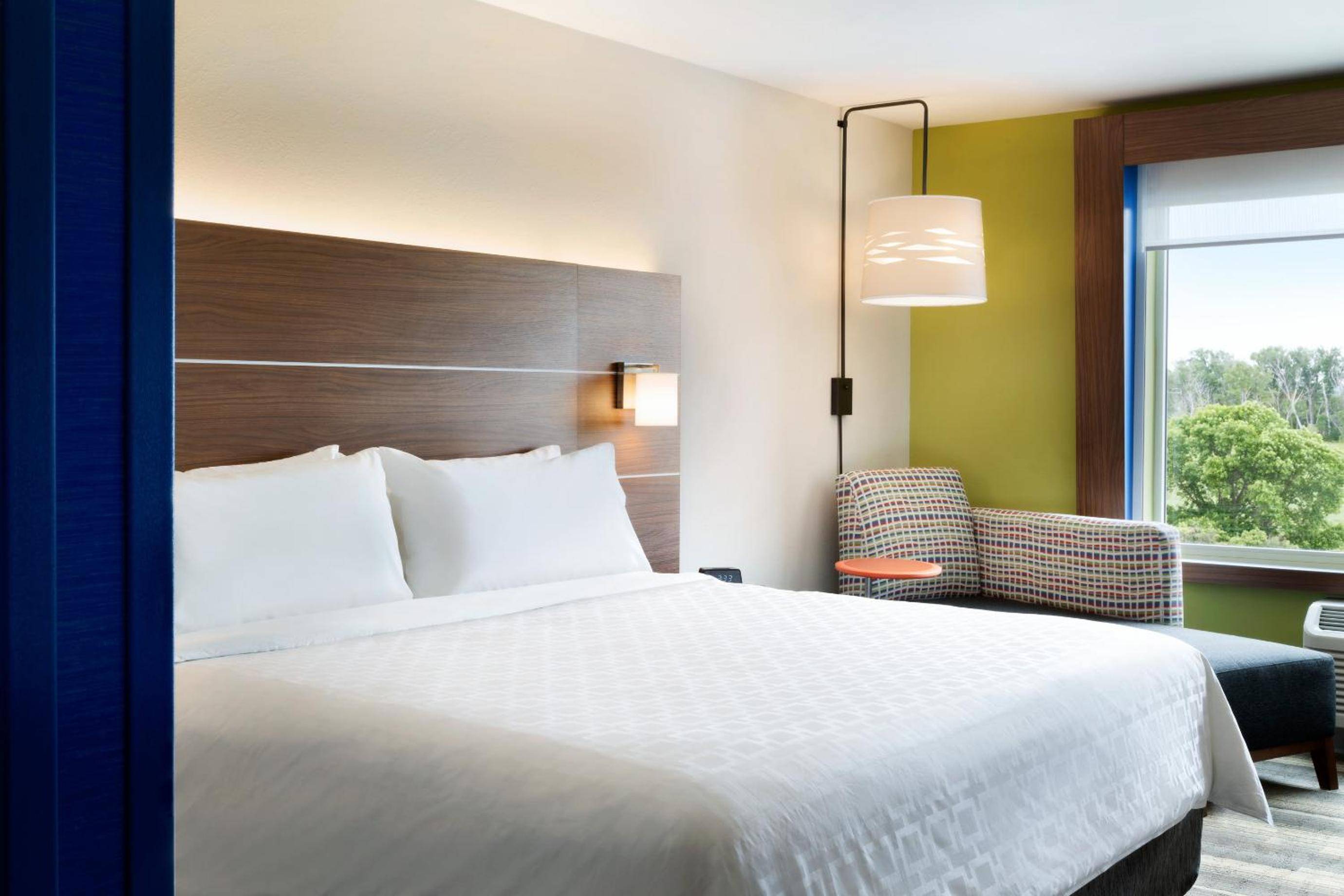 Holiday Inn Express & Suites Calgary Airport Trail NE