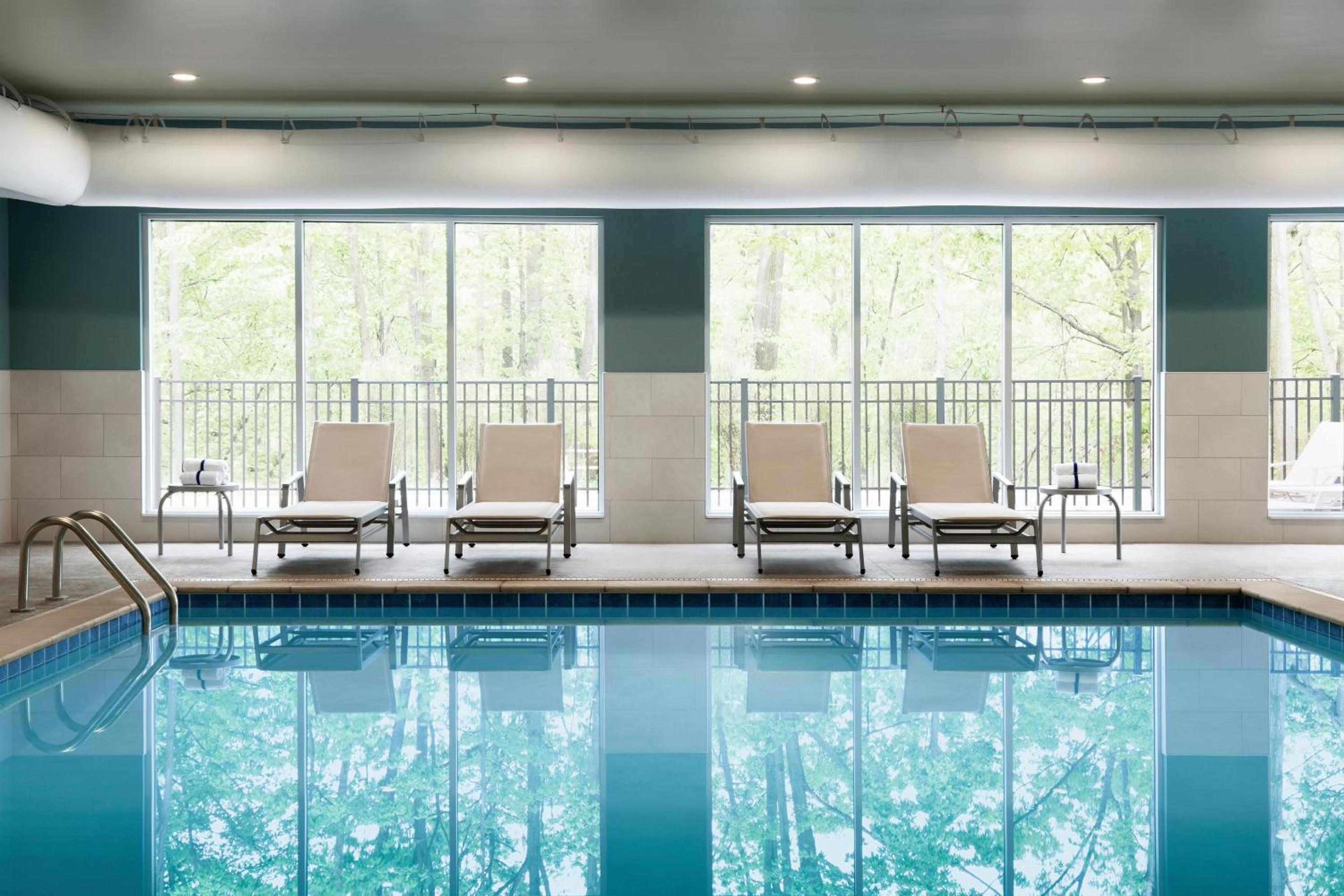 Holiday Inn Express & Suites Calgary Airport Trail NE
