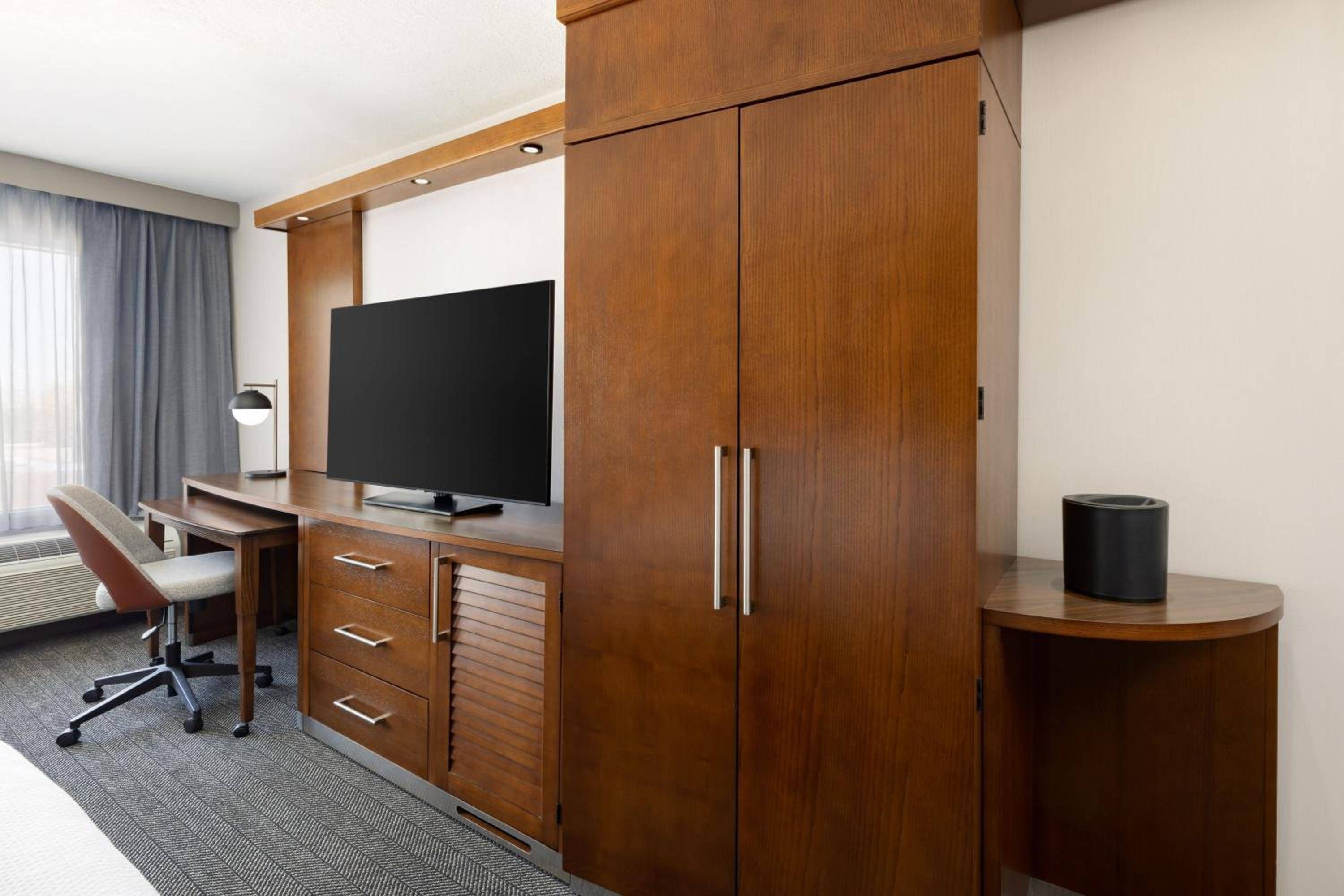 Courtyard by Marriott Los Angeles Woodland Hills