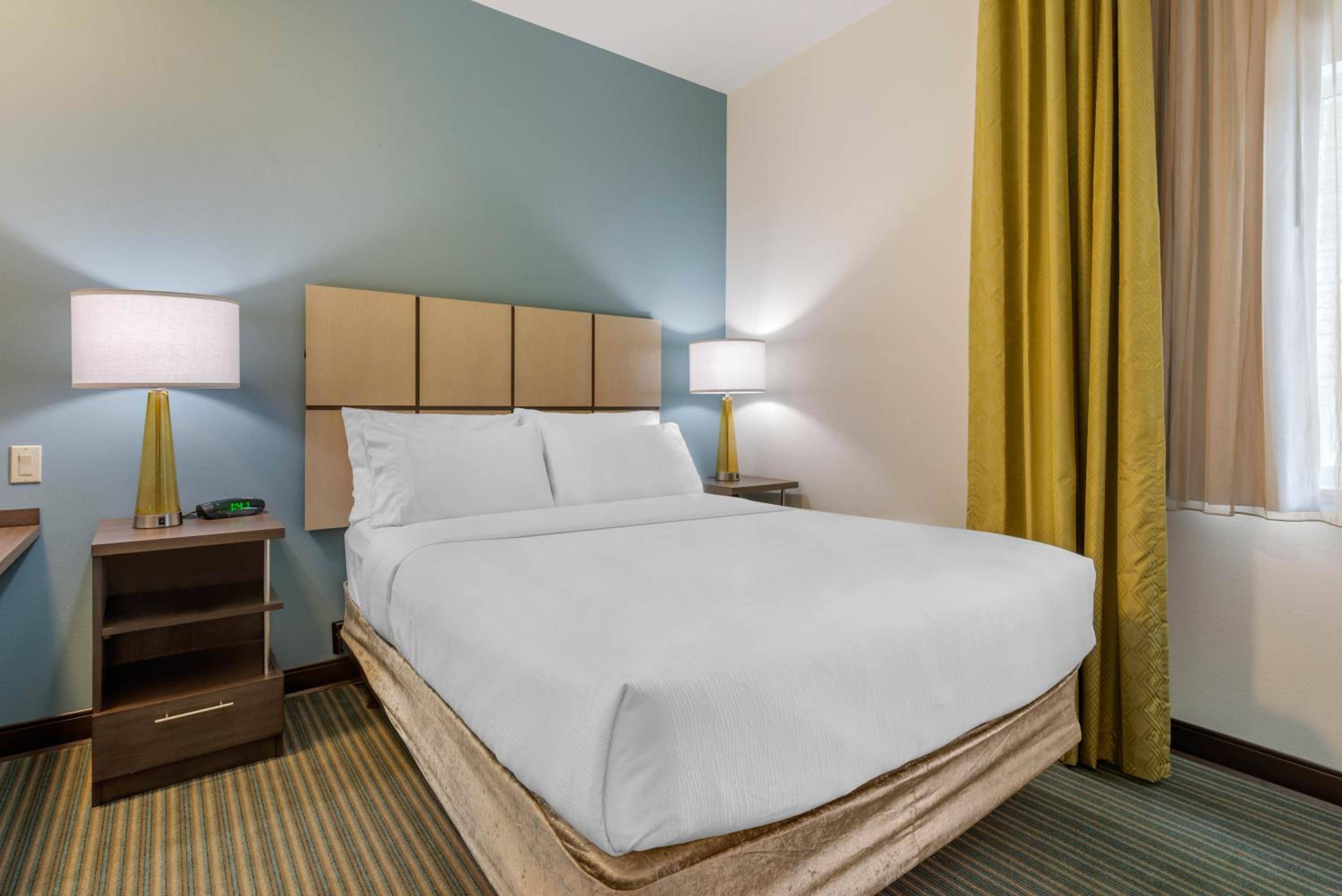 Candlewood Suites Fort Myers-Sanibel Gateway