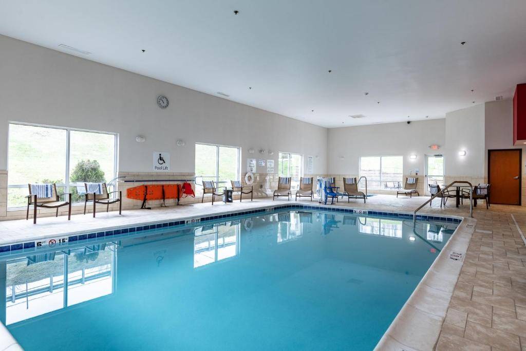 Holiday Inn Express & Suites New Martinsville, an IHG Hotel