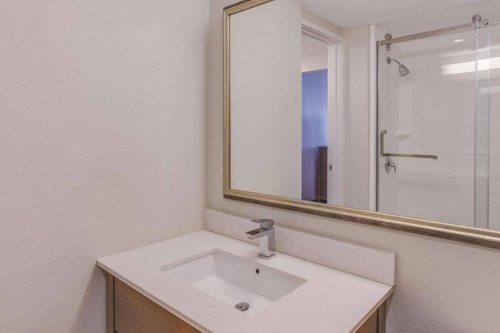 La Quinta Inn & Suites by Wyndham Philadelphia Airport