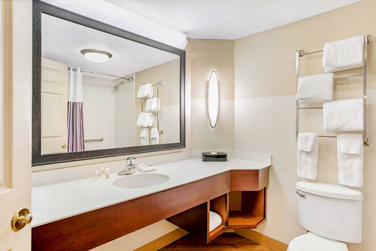 La Quinta Inn & Suites by Wyndham Raleigh Cary