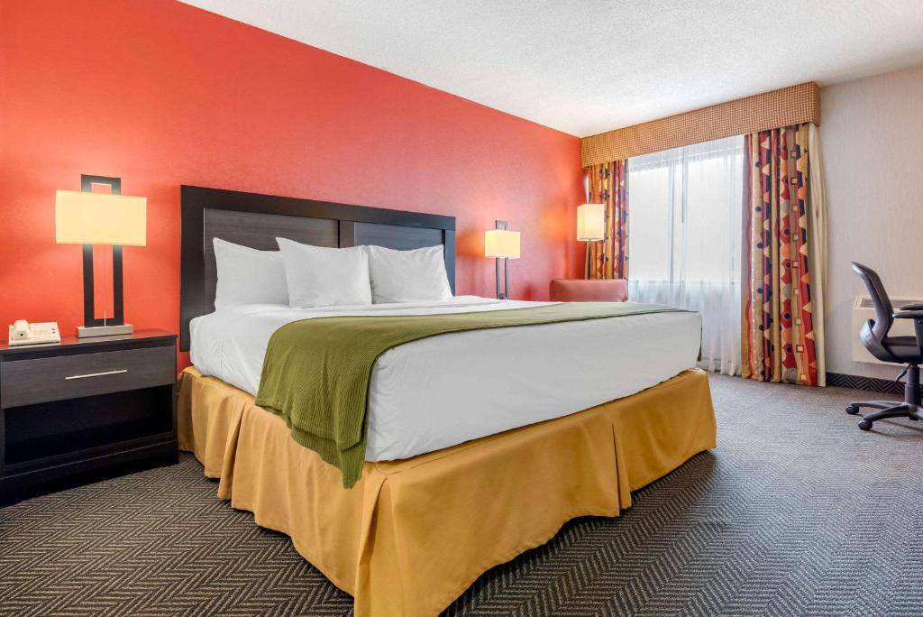 Quality Inn & Suites 5585 Ambler Drive Mississauga Ontario