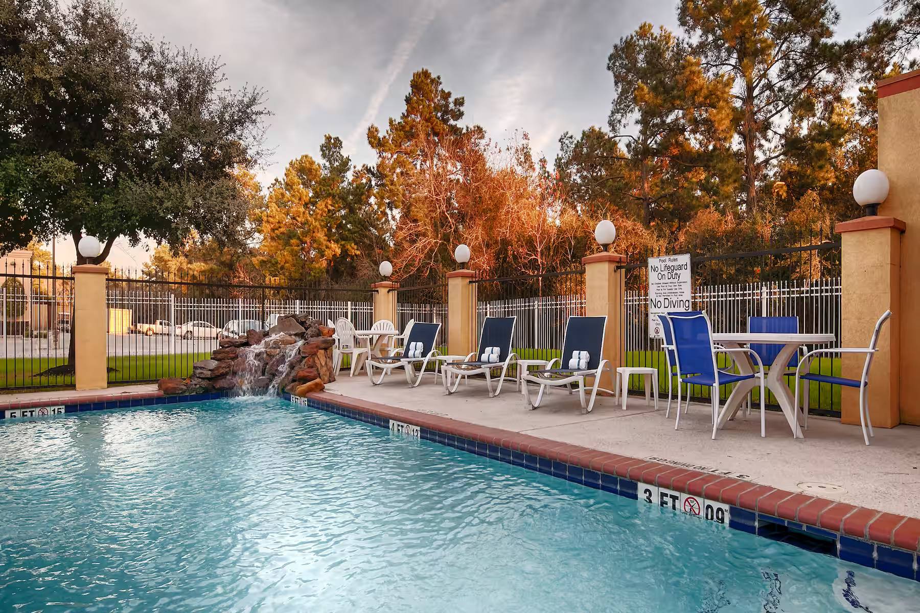 Days Inn & Suites by Wyndham Sam Houston Tollway