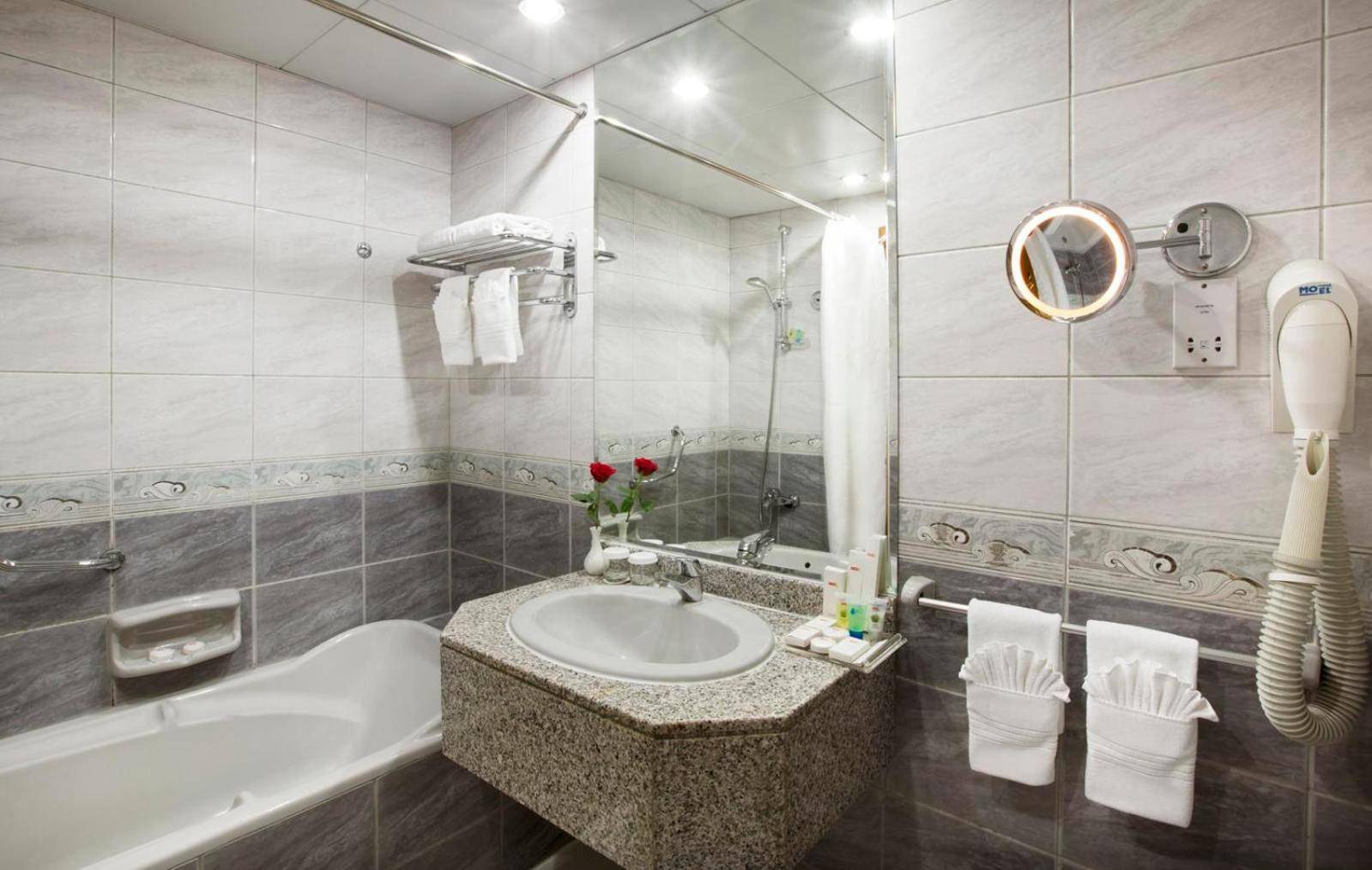 Avenue Hotel