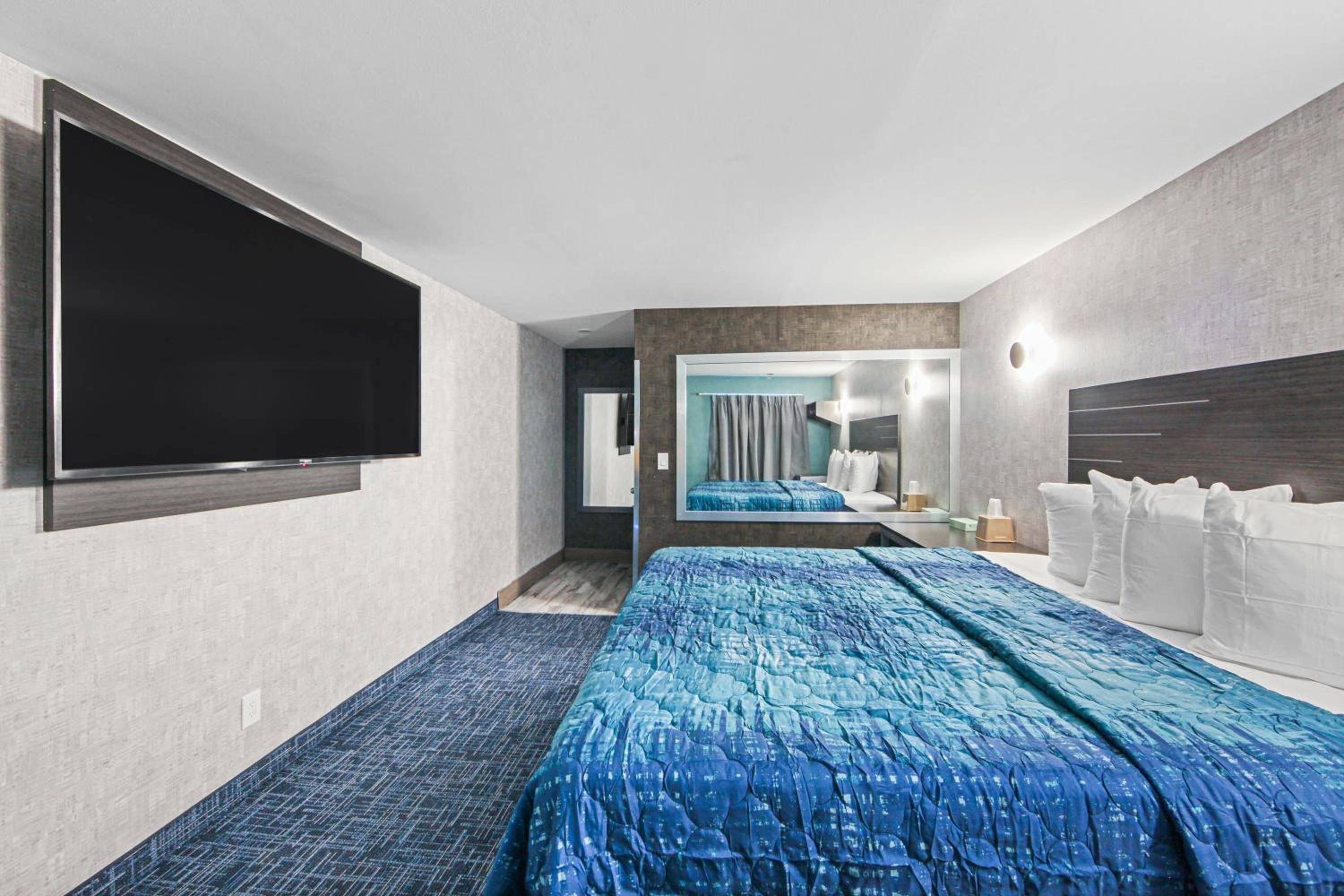 Hotel OPUS Bronx Near Bay Plaza Mall