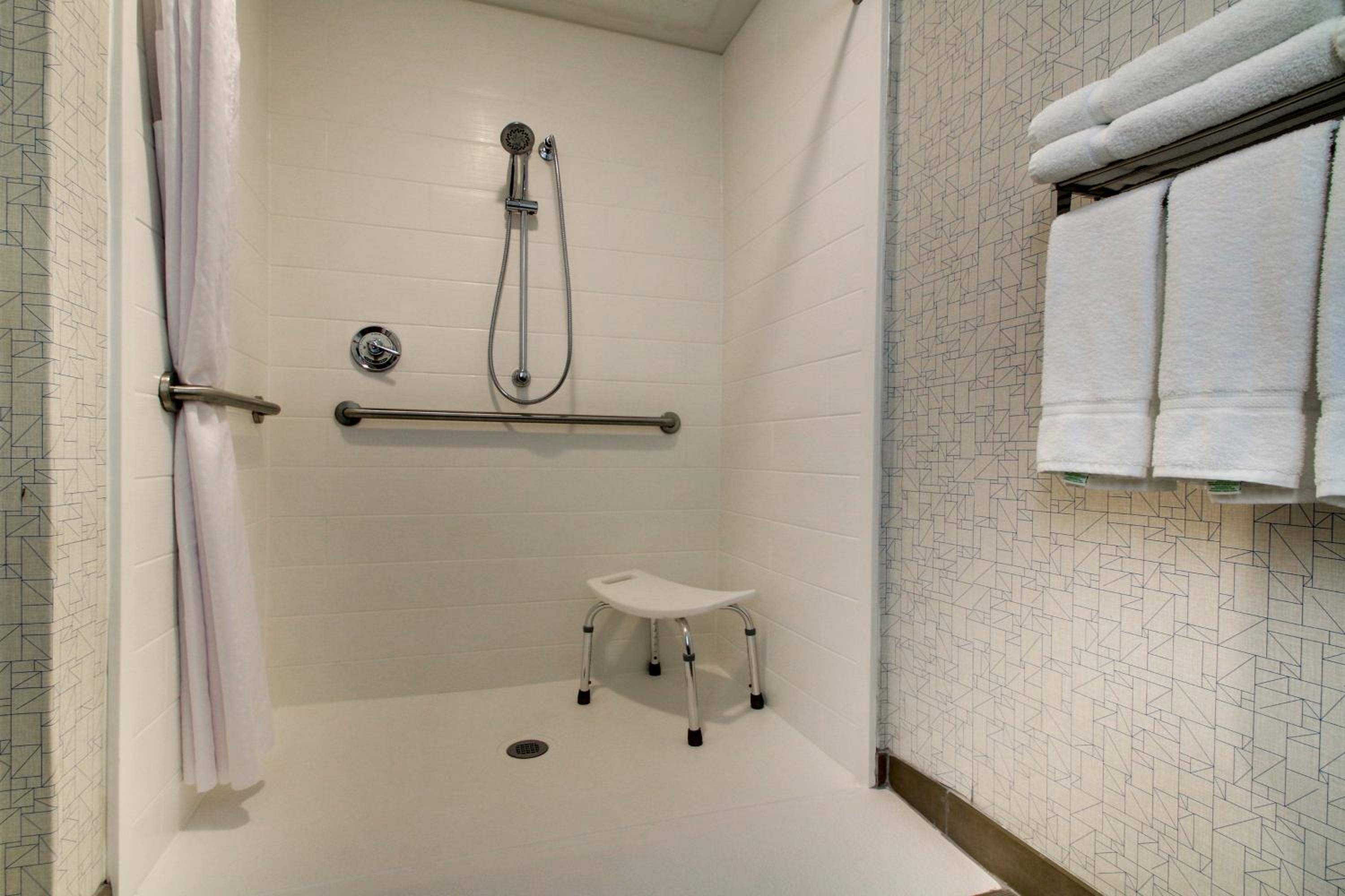 Holiday Inn Express & Suites - Lincoln East - White Mountains, an IHG Hotel