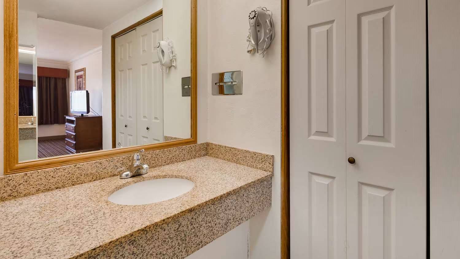 Best Western War Bonnet Inn